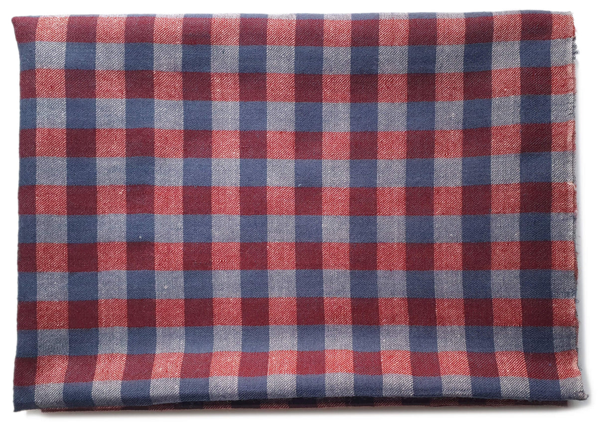 KARI Pashmina Schal aus 100% Kaschmir, Nahaufnahme der Karos in Blaugrau, Rot und Burgunder.