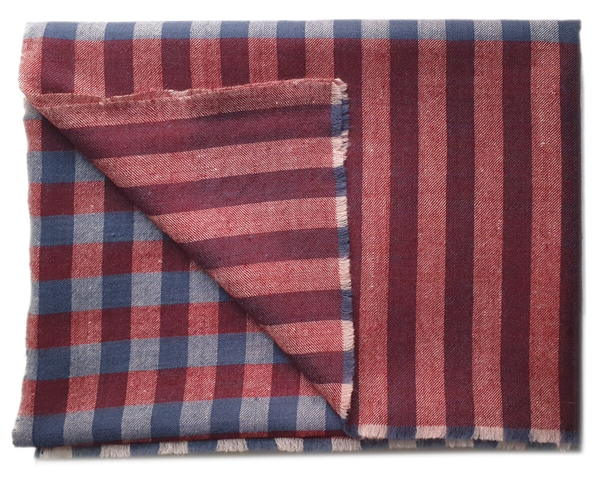 KARI Pashmina Kaschmir Schal in Blaugrau und Rot, Detail von Karos, Streifenbordüre und feinen Fransen.