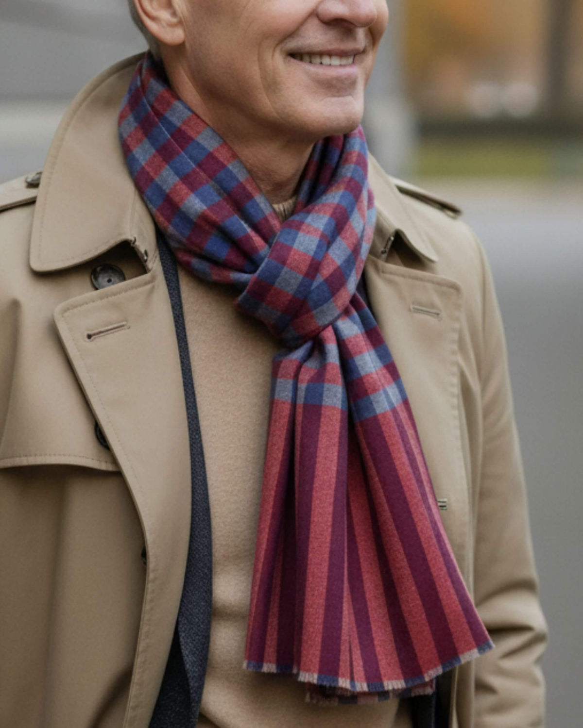 KARI Pashmina Schal aus 100% Kaschmir in Blaugrau und Rot, zum beigen Trenchcoat getragen.