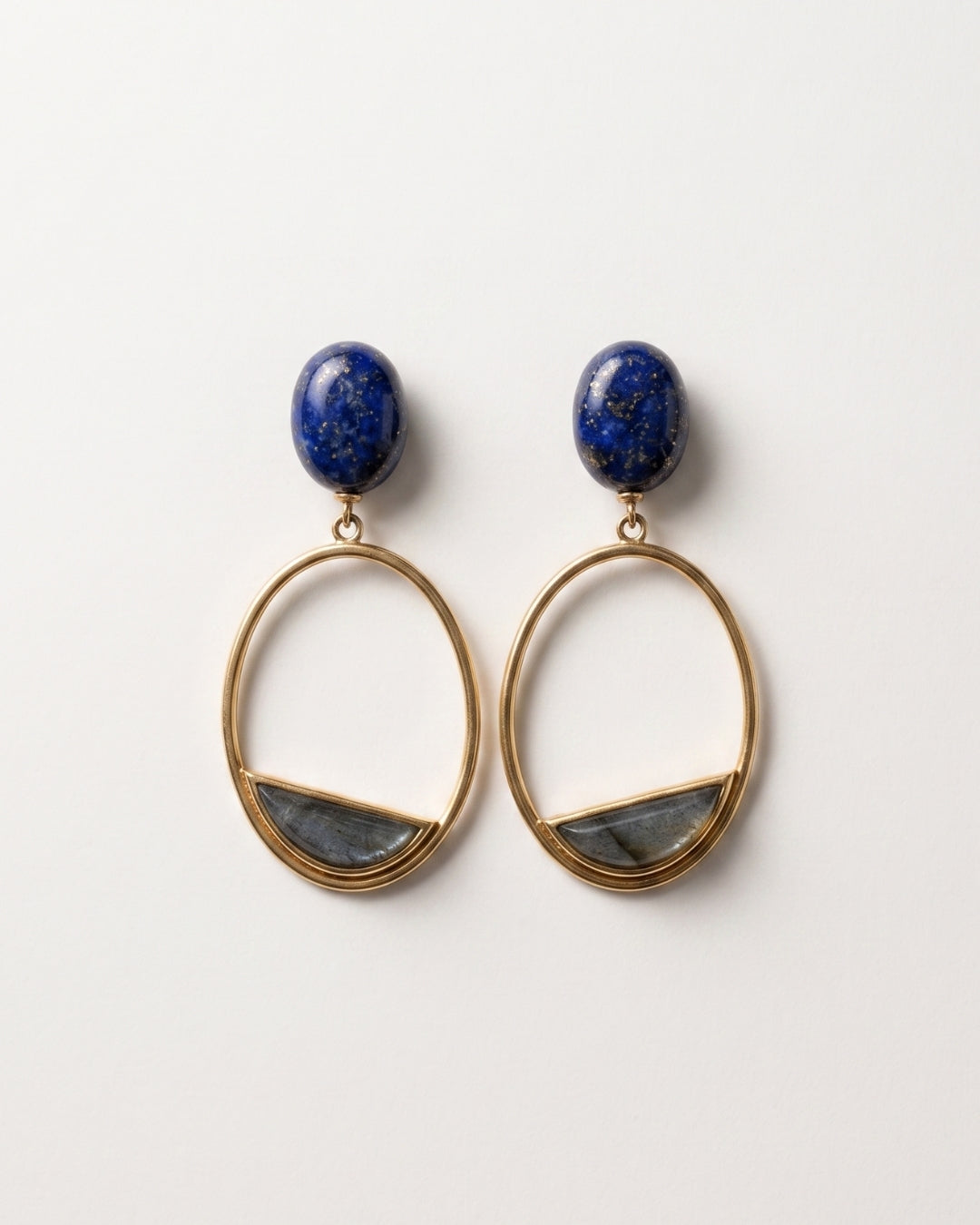 KAYA Ohrringe mit Lapislazuli und halbmondförmigem Labradorit, als Paar auf hellem Hintergrund.