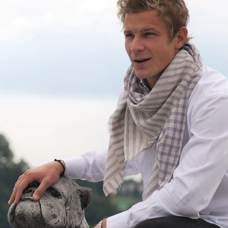 KIANJA Pashmina-Foulard locker um den Hals getragen zu einem weissen Hemd, mit feinem Karo auf Creme.