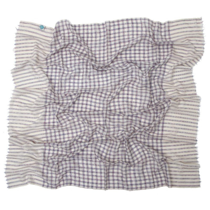 KIANJA Pashmina-Foulard quadratisch ausgebreitet, mit feinem Karomuster, gestreiften Rändern und kurzen Fransen.