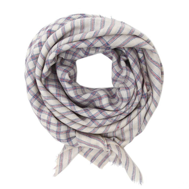 KIANJA Pashmina-Foulard zur lockeren Schlaufe gelegt, mit graublauen Karos und gestreiften Rändern auf Creme.