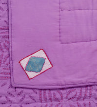 Bild in Galerie-Viewer laden, Die strukturierte Oberfläche des Kutch Amethyst Quilts – atmungsaktive Baumwolle für höchsten Komfort.
