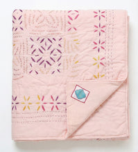 Bild in Galerie-Viewer laden, Detailansicht der traditionellen Handbestickung – jedes Detail der apricotfarbenen Kutch Decke ist ein handgefertigtes Unikat.
