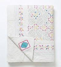 Bild in Galerie-Viewer laden, Detailansicht der einzigartigen Handarbeit an der Kutch Regenbogen Decke – jedes Stichdetail erzählt eine Geschichte von Tradition.
