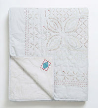 Bild in Galerie-Viewer laden, Detail der filigranen Handbestickung auf der blassblauen Kutch Nebel Decke – zeitloses Design trifft auf traditionelle Handwerkskunst.
