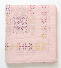 Bild in Galerie-Viewer laden, Edel gefalteter Kutch Quilt in Pfirsich und Apricot – zeigt die feine Textur und die hochwertige Verarbeitung der Baumwolle.
