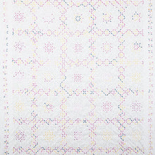 Bild in Galerie-Viewer laden, Die flach ausgelegte Kutch Regenbogen Decke zeigt das komplexe geometrische Muster der traditionellen indischen Stickkunst.
