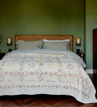 Bild in Galerie-Viewer laden, Die farbenfrohe Kutch Regenbogen Decke als Blickfang auf dem Bett – hochwertiges Kunsthandwerk für ein modernes, stilvolles Zuhause.
