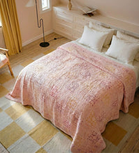 Bild in Galerie-Viewer laden, Hochwertige bestickte Decke in Apricot – kuschelweiches Material und kunstvolle Handarbeit in einem warmen Pfirsichton.
