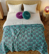 Bild in Galerie-Viewer laden, Handgefertigte Lotus Decke in Türkis – kuschelweiche Baumwolle und natürliche Materialien für eine gemütliche Wohlfühlatmosphäre.
