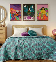 Bild in Galerie-Viewer laden, Die türkisfarbene Lotus Tagesdecke als Highlight im Schlafzimmer – lebendige Farben und traditioneller Blockdruck für ein modernes Heim.
