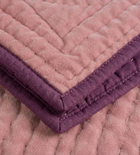 Bild in Galerie-Viewer laden, Detailaufnahme der sauberen Randverarbeitung der Pink Berry Samtdecke – zeigt die robuste Qualität und die dicke, wärmende Füllung.
