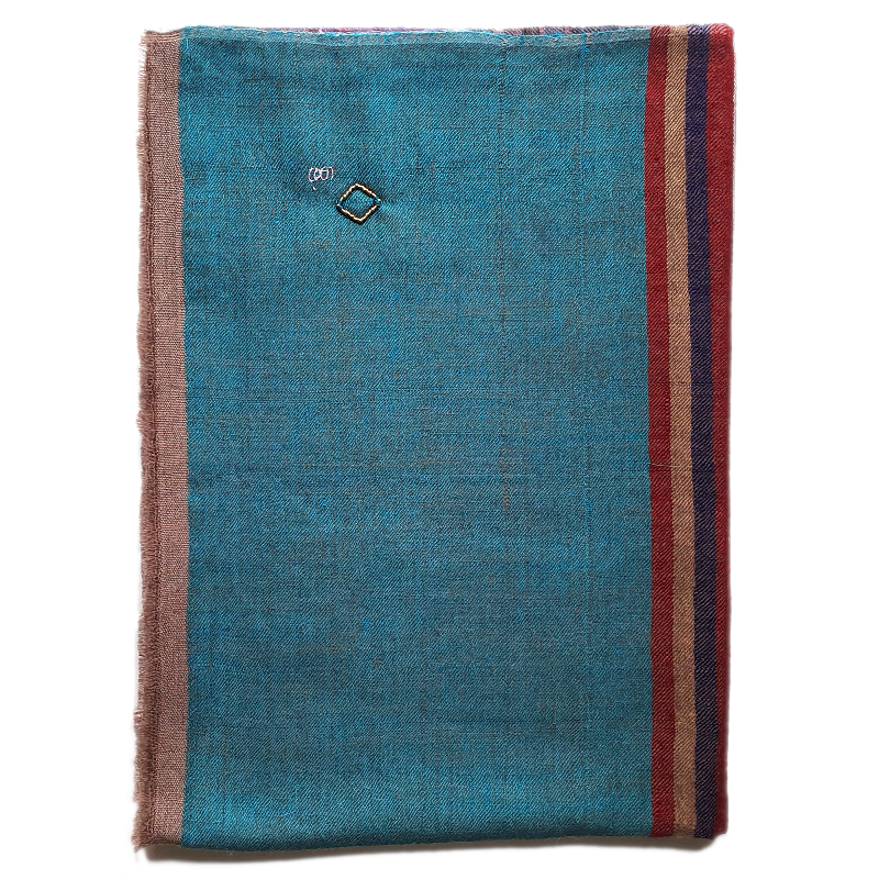 LYRIC Pashmina gefaltet auf weissem Hintergrund, mit türkisfarbener Fläche, gestreifter Kante und kleinem Emblem