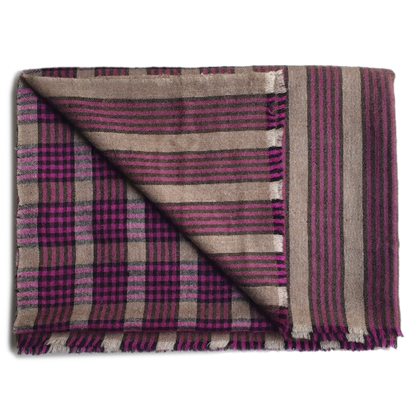 MORIX Pashmina-Schal gefaltet mit umgeschlagener Ecke, die Karomuster und gestreifte Enden zeigt.