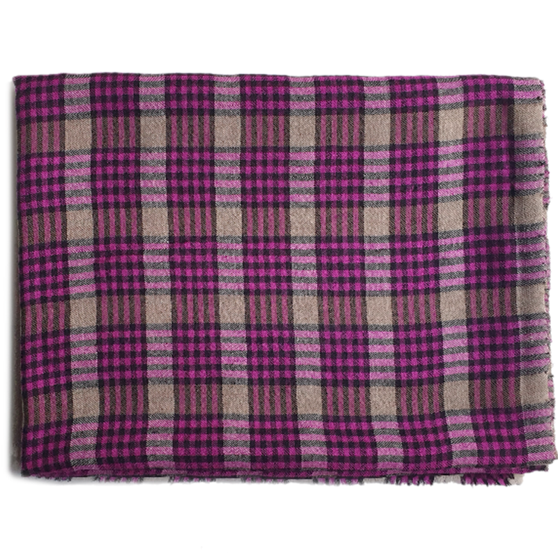 MORIX Pashmina-Schal gefaltet auf weissem Hintergrund, mit Karomuster in Beige, Magenta und Violett.