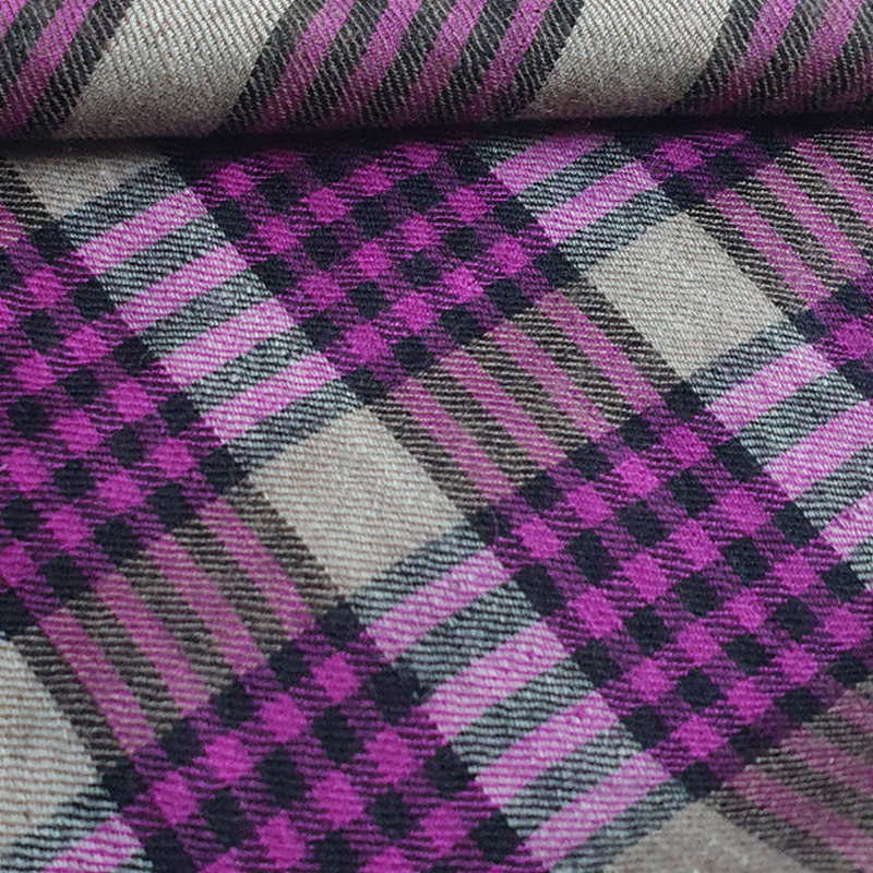Nahaufnahme des MORIX Pashmina-Schals mit feiner Webstruktur und Karos in Beige, Magenta und dunklem Violett.