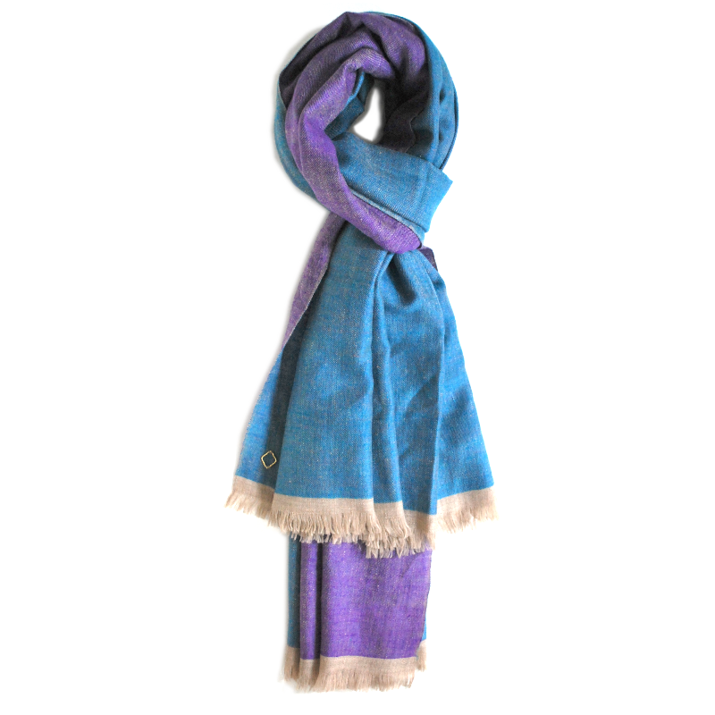 MORR Pashmina aus Ladakhi Kaschmir, locker geknotet mit sichtbaren türkisblauen und violetten Seiten und beigen Fransen.