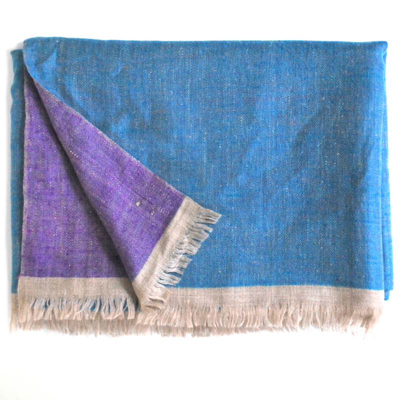MORR Pashmina aus Ladakhi Kaschmir, gefaltet mit türkisblauer Vorderseite, violetter Rückseite und beigen Fransen.