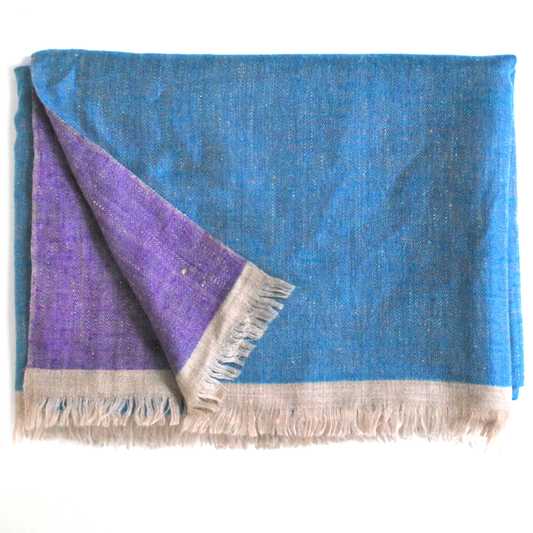 MORR Pashmina aus Ladakhi Kaschmir, gefaltet mit türkisblauer Vorderseite, violetter Rückseite und beigen Fransen.