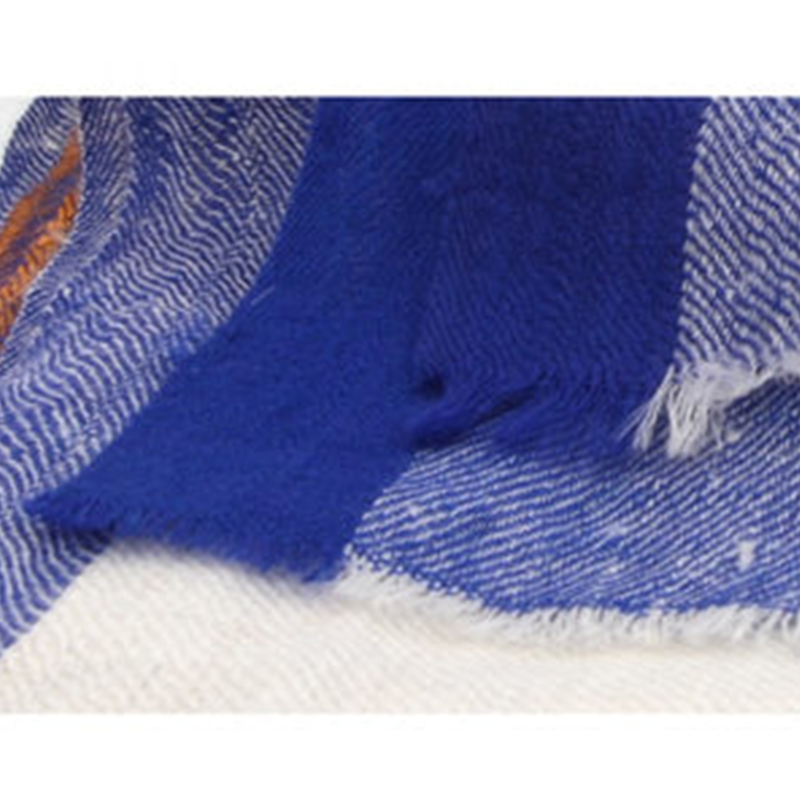 NITRA Pashmina Kaschmir Schal, Nahaufnahme der Webstruktur und feinen Fransen in Blau, Blaugrau und Weiss.
