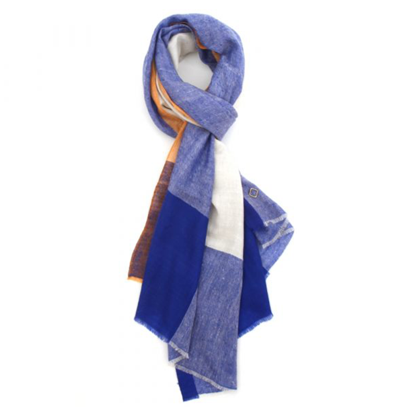 NITRA Pashmina Schal aus 100% Kaschmir, geknotet mit Farbblöcken in Blau, Blaugrau, Weiss und Orange.