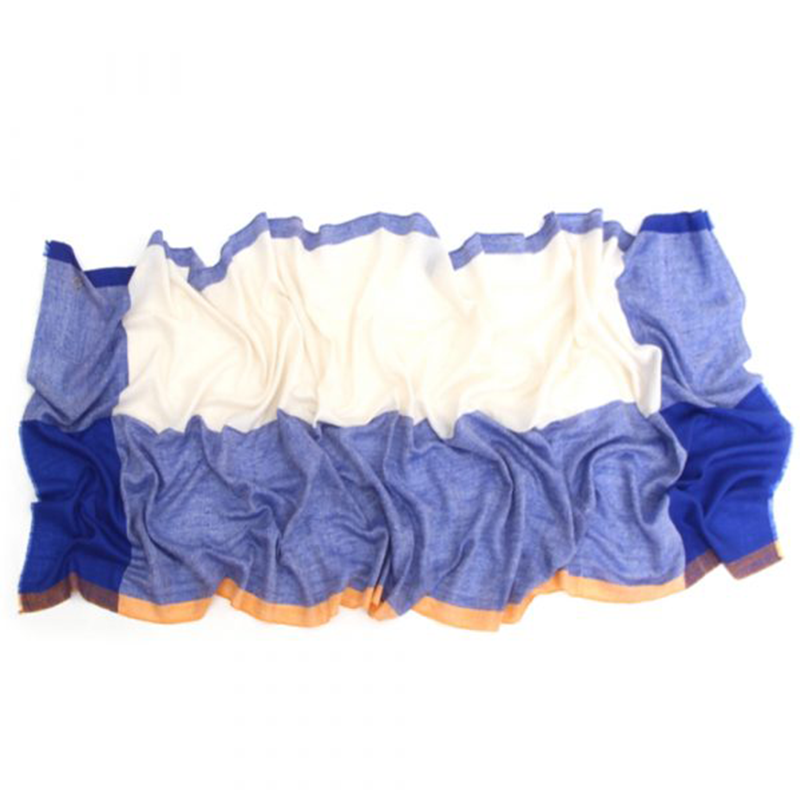 NITRA Pashmina Schal aus 100% Kaschmir, ausgebreitet mit Farbblöcken in Blau, Blaugrau und Weiss, orange Bordüre.
