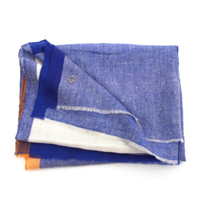 NITRA Pashmina Kaschmir Schal, gefaltet mit Farbblöcken in Blaugrau, Blau und Weiss sowie orangefarbener Bordüre.