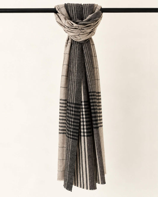 NOMY Pashmina in Beige und Schwarz, mit Streifen und feinen Karos, um eine schwarze Stange geschlungen