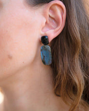 Charger l'image dans la visionneuse de la galerie, NYRA Ohrringe mit schwarzem Onyx und blaugrün schimmerndem Labradorit, in einer Hand gehalten.
