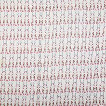 Bild in Galerie-Viewer laden, Die charismatische ORNITHO Tagesdecke im Blockdruck-Design – hochwertige Handarbeit mit filigranen Vogelmotiven auf weißem Grund.
