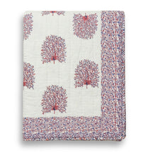 Bild in Galerie-Viewer laden, Kunstvoll gefalteter Peacock Quilt mit Blockdruck – zeigt das filigrane Pfauen-Motiv auf hochwertigem, weißem Baumwollgrund.
