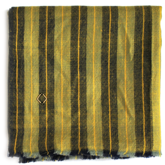 PETYR Pashmina aus Ladakhi Kaschmir, gefaltet mit olivgrünen und dunkelblauen Streifen sowie feinen gelben Linien.