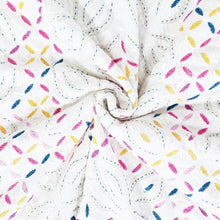 Bild in Galerie-Viewer laden, Nahaufnahme der weichen Baumwolltextur und der bunten Wirbel-Steppung – atmungsaktives Material für höchsten Komfort.
