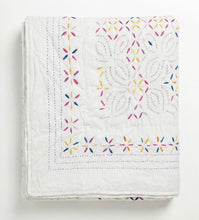 Bild in Galerie-Viewer laden, Exklusiv gefalteter Regenbogen Quilt aus weißer Baumwolle mit bunten Stickereien – ein weiches und dekoratives Accessoire.
