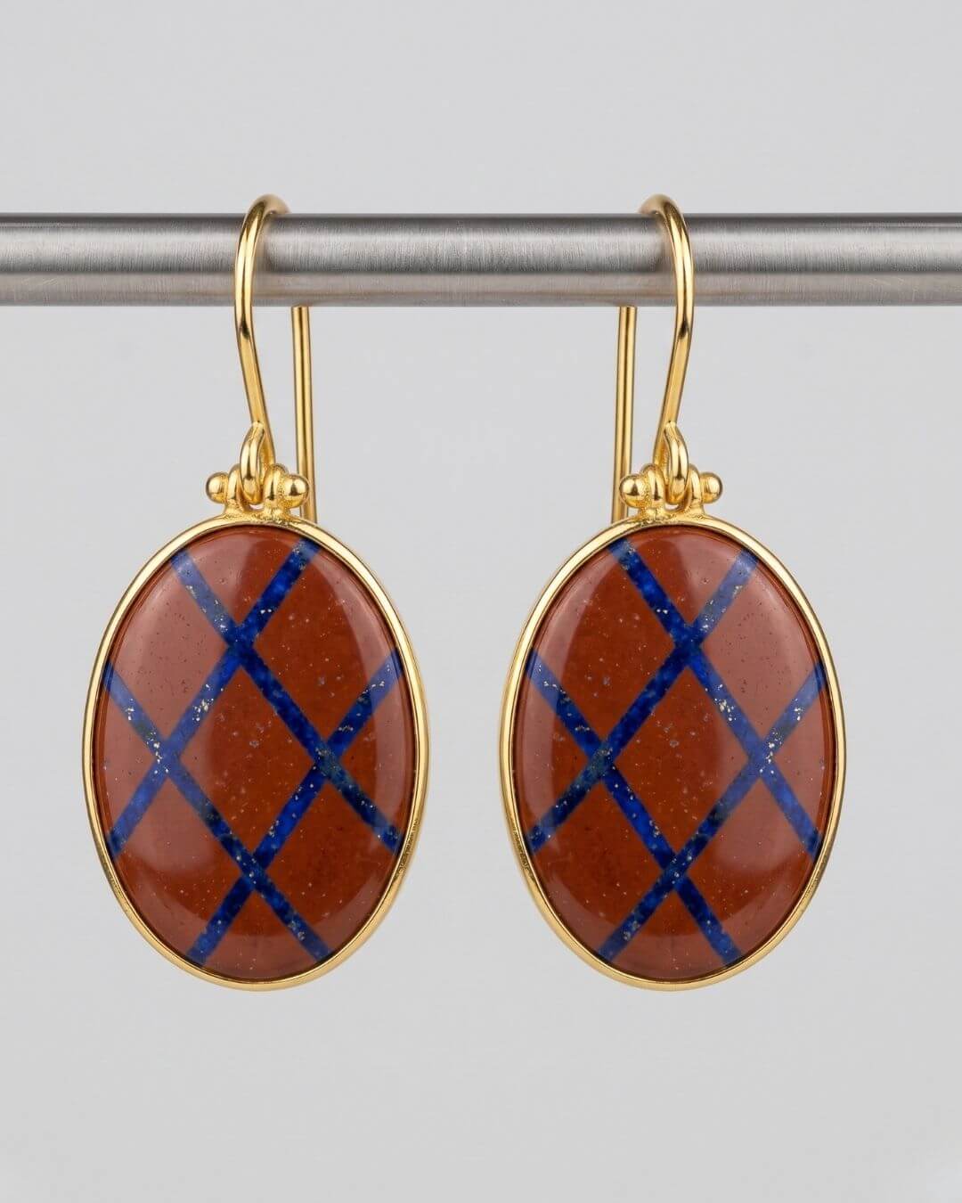 REVA Ohrringpaar mit rotem Jaspis und blauem Lapis-Rautenmosaik in goldfarbenen ovalen Fassungen