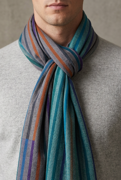 ROME Pashmina mit mehrfarbigen Streifen, an einem männlichen Model zu einem hellgrauen Pullover gezeigt.