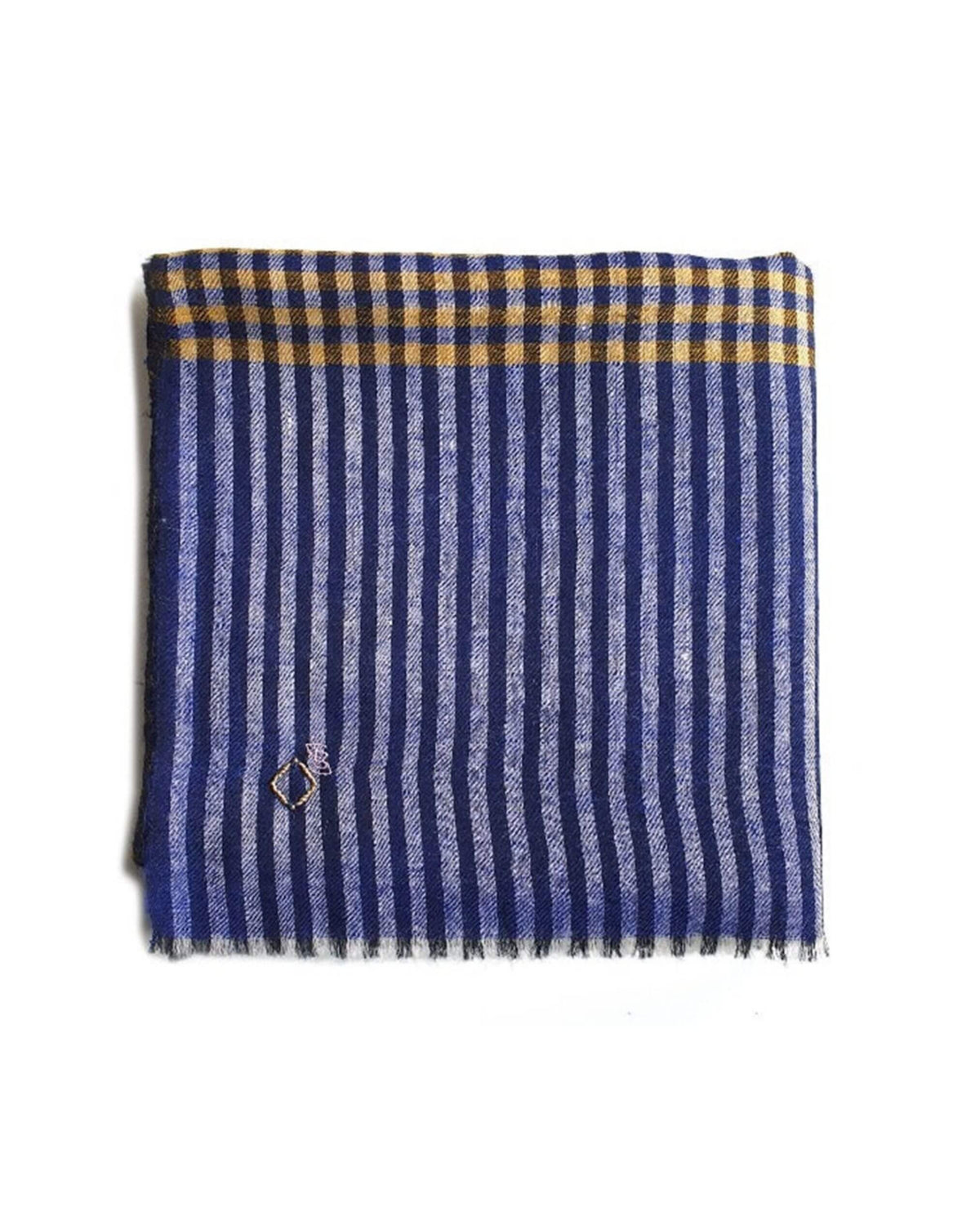 SAMM Pashmina-Schal gefaltet auf weissem Hintergrund, mit blauen Streifen, senfgelben Karos und Fransen.