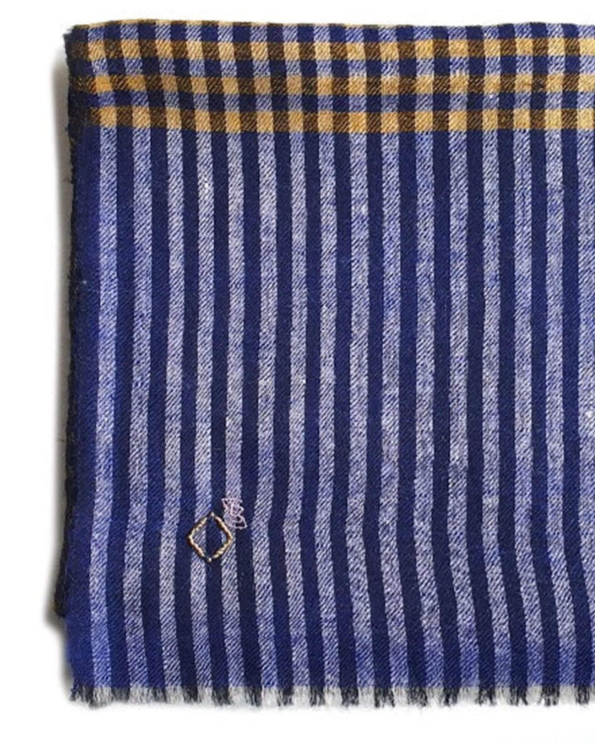 SAMM Pashmina-Schal im Detail, mit blauen Streifen, senfgelber Karobordüre und kleiner Stickerei.
