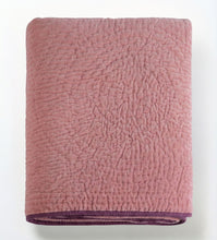 Bild in Galerie-Viewer laden, Gefaltete altrosa Samtdecke mit edler Textur – die weiche Oberfläche sorgt für ein besonders angenehmes Hautgefühl und erholsamen Schlaf.

