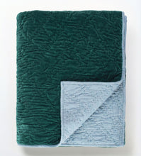 Load image into Gallery viewer, Detail der kuschelweichen Wendedecke – die Kombination aus tiefem Smaragdgrün und Celeste-Blau bietet vielseitige Styling-Möglichkeiten.
