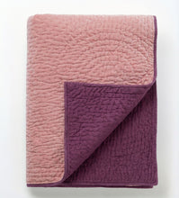 Bild in Galerie-Viewer laden, Detailansicht der beidseitig verwendbaren Samtdecke – der Kontrast zwischen zartem Pink und dunkler Beere bietet vielseitige Dekorationsmöglichkeiten.
