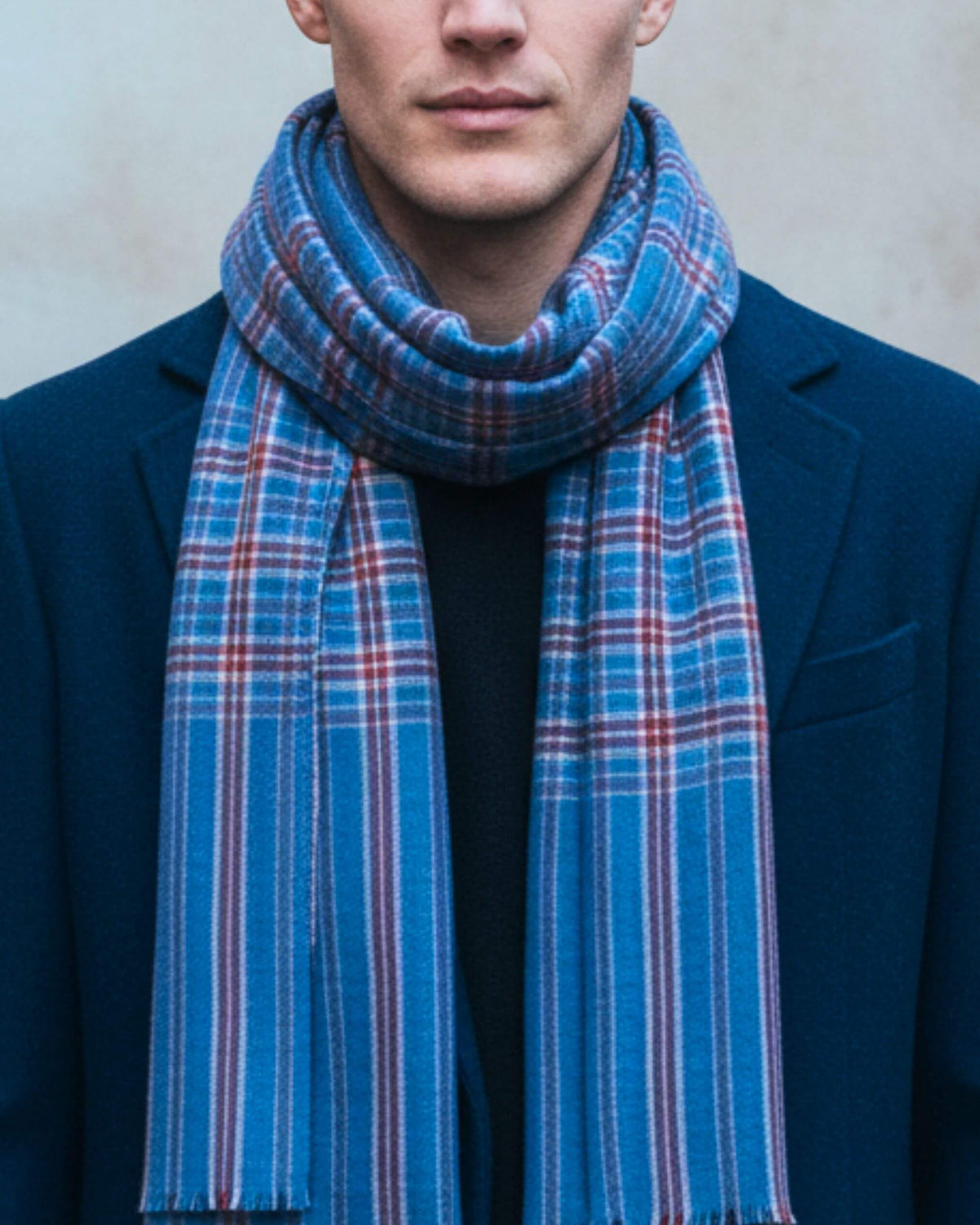 SHEA Pashmina Herrenschal aus 100% Kaschmir in Blau mit burgunderroten und weissen Karos, zum Sakko getragen.