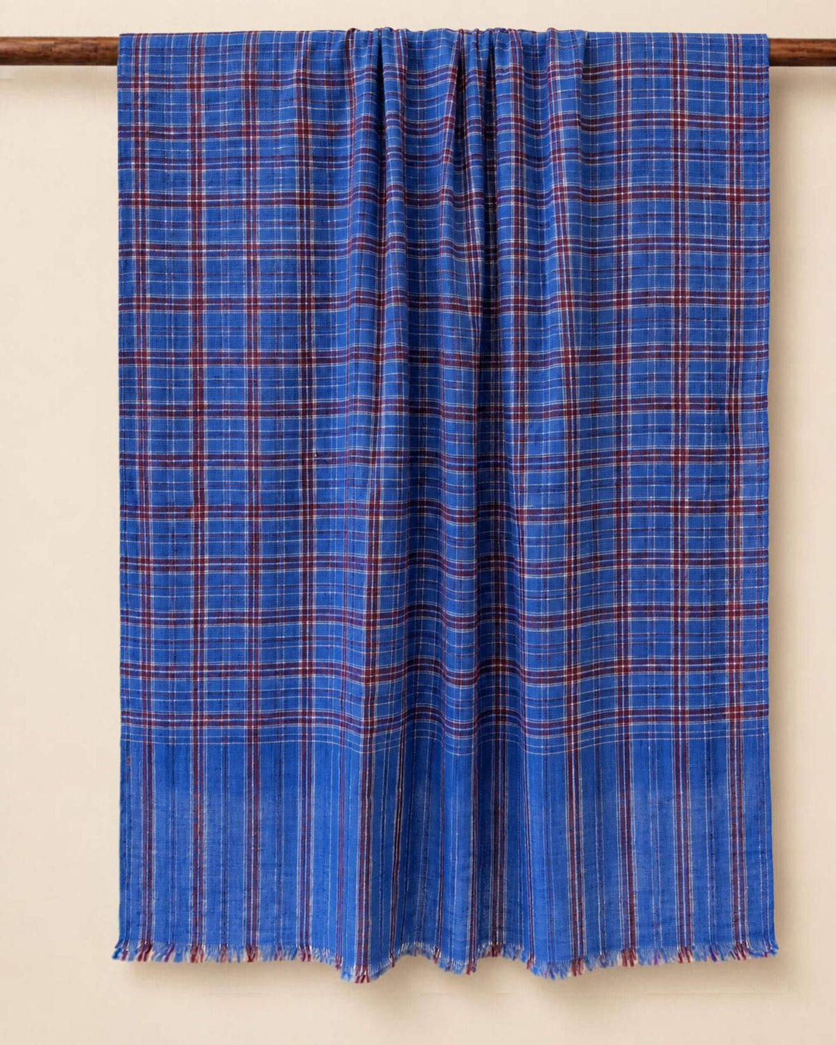 SHEA Pashmina Schal aus 100% Kaschmir in Blau, burgunderrot-weiss kariert, in weichen Falten drapiert.