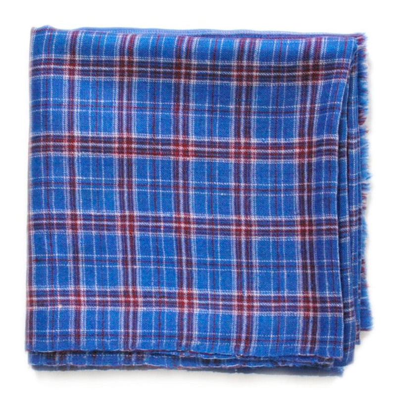 SHEA Pashmina Kaschmir Schal, gefaltet auf weissem Hintergrund, mit Karos in Blau, Burgunderrot und Weiss.