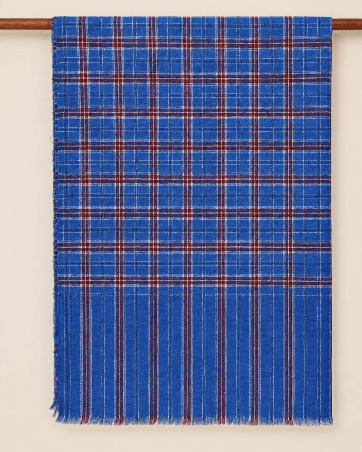SHEA Pashmina Kaschmir Schal in Blau mit burgunderroten und weissen Karos, Streifenbordüre und feinen Fransen.

