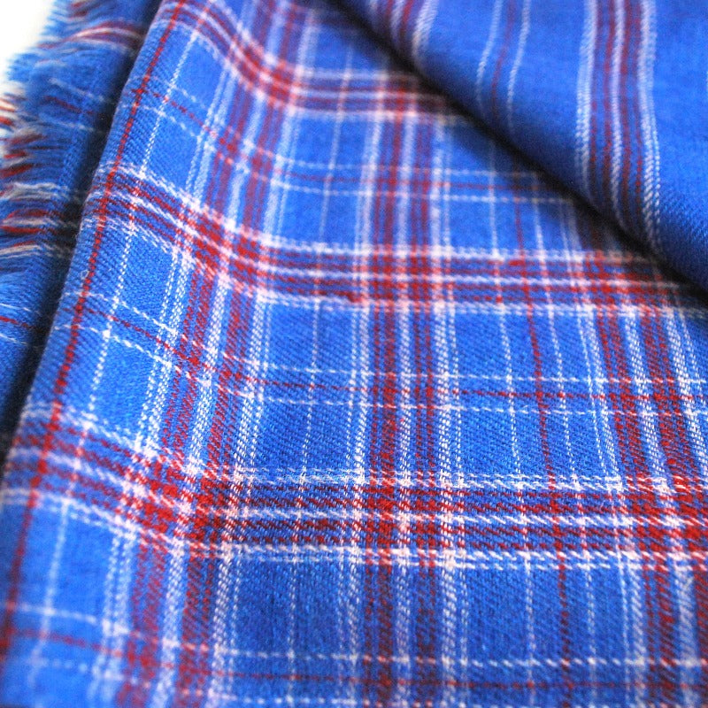 SHEA Pashmina Schal aus 100% Kaschmir, Nahaufnahme der Webstruktur und Karos in Blau, Burgunderrot und Weiss.