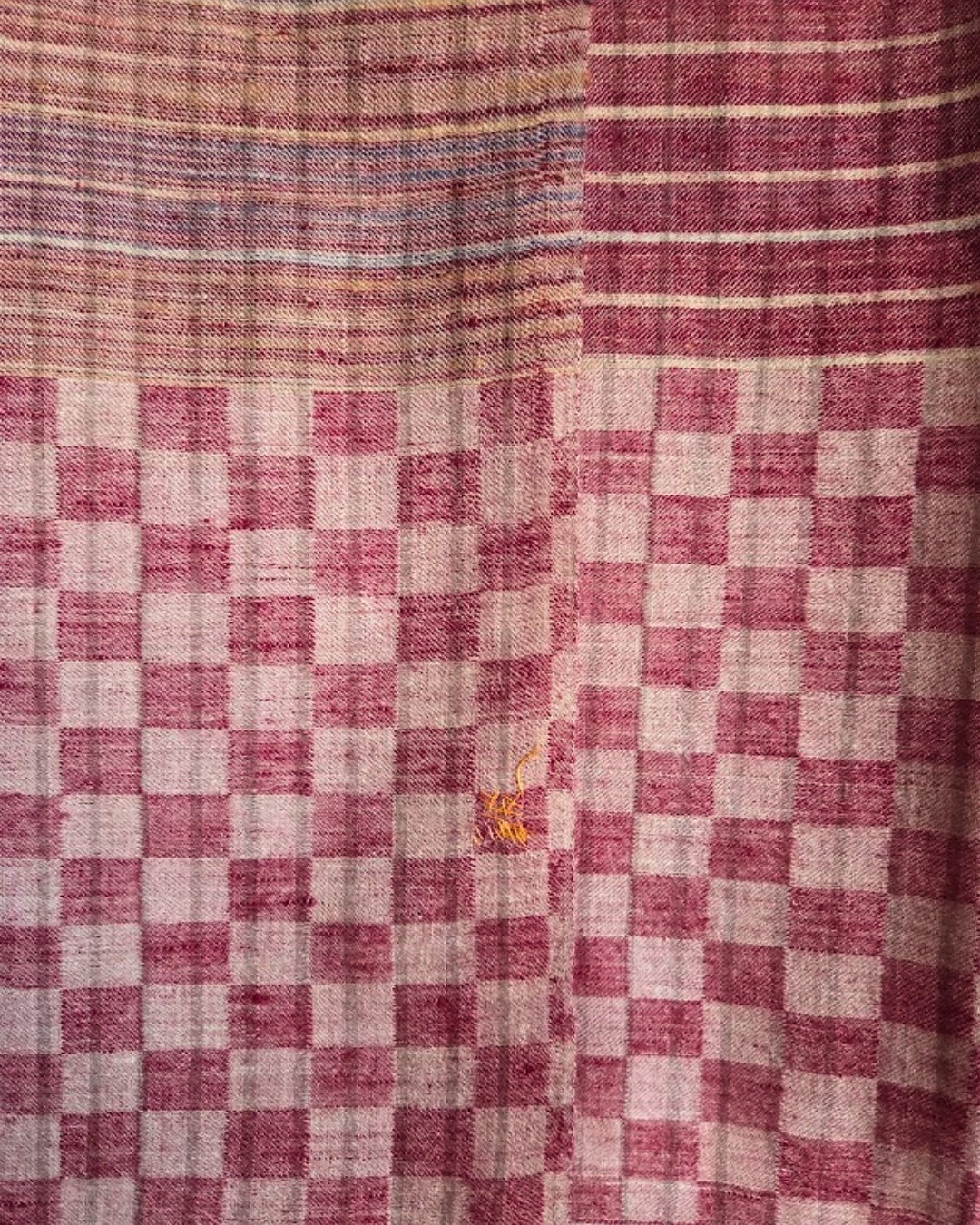 Nahaufnahme des SIENA Pashmina mit Schachbrettborde in Bordeaux und Creme, feinen Streifen und sichtbarer Webstruktur