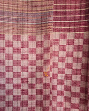 Bild in Galerie-Viewer laden, Nahaufnahme des SIENA Pashmina mit Schachbrettborde in Bordeaux und Creme, feinen Streifen und sichtbarer Webstruktur
